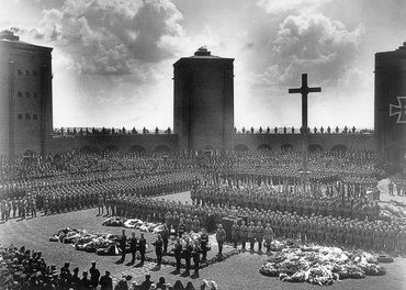 Beisetzung des Reichspräsidenten Paul von Hindenburg im Tannenberg-Denkmal, 7. August 1934.