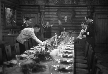 Eindecken der Abendtafel im „Reichsjägerhof“.