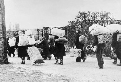 Deutsche Flüchtlinge auf dem Weg nach Westen, 1945. 
