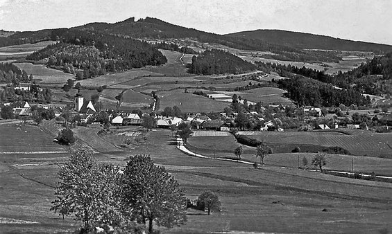 Das Städtchen Zettwing von Norden, 1941 und das Gelände im Jahre 2003.