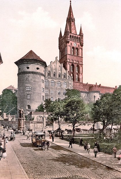 Die Südwestecke des Königsberger Schlosses mit dem Großen Schlossturm um 1890 und seine Sprengung 1953.