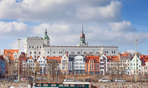 Die Altstadt von Stettin wird  vom Schloss überragt.