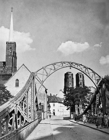 Die Dombrücke in Breslau, mit Blick zu den Domtürmen, nach 1945.