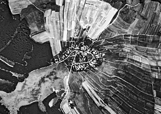 Luft bild von Wosant/Basantov, 1956, und Luft bild des untergegangenen Dorfes im Jahre 2000.
