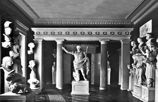 Portikussaal von Schloss Klein Beynuhnen mit Statue des Augustus von Prima Porta.