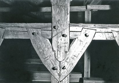 Detail des kunstvollen, hölzernen Dach-stuhls der Kirche von Bladiau, 1942.